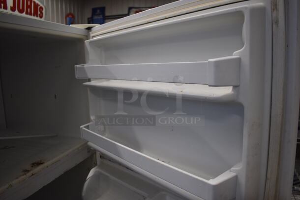 Whirlpool ET1MHKXMQ04 Metal Cooler Freezer Combo Unit. 115 Volts, 1 Phase. 33x30x66. Cannot Test - Unit Needs New Power Cord - Image 3 of 7