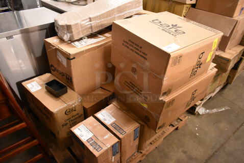 PALLET LOT OF 11 BRAND NEW Boxes Including 500LSTRWL Choice 9, 12, 16, 20, and 24 oz. Clear Strawless / Sip Lid - 1000/Case, 245CB10 Choice 10" x 10" x 2" White Corrugated Plain Bakery Box - 50/Case, 420RC-78693, 500PJDW04W 4 oz. White Plastic Double Wall Customizable Jar - 198/Case, 2 Box 2488700 Chicopee 8700 Veraclean 12" x 13" Blue Medium-Weight Smooth Wiper - 400/Case, 2 Box Solo Bare Hot Drink Cups, Cake Take Out Containers. 11 Times Your Bid!