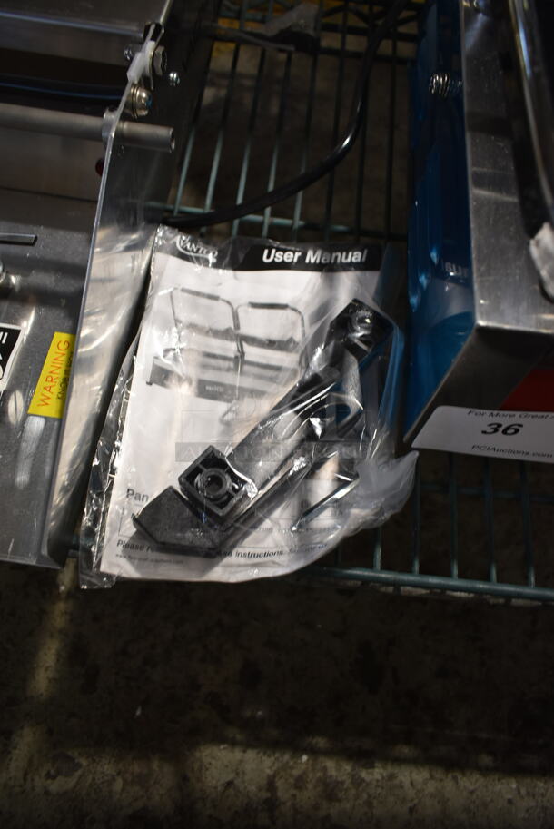 BRAND NEW SCRATCH AND DENT! Avantco 177P85S Stainless Steel Commercial Countertop Double Panini Press. 120 Volts, 1 Phase. Tested and Working! - Image 3 of 5