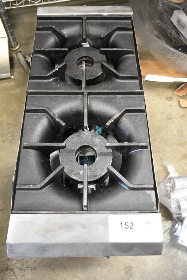 BRAND NEW SCRATCH AND DENT! Avantco 177CAGR212 Stainless Steel Commercial Countertop Natural Gas Powered 2 Burner Range. 50,000 BTU.  - Image 3 of 6