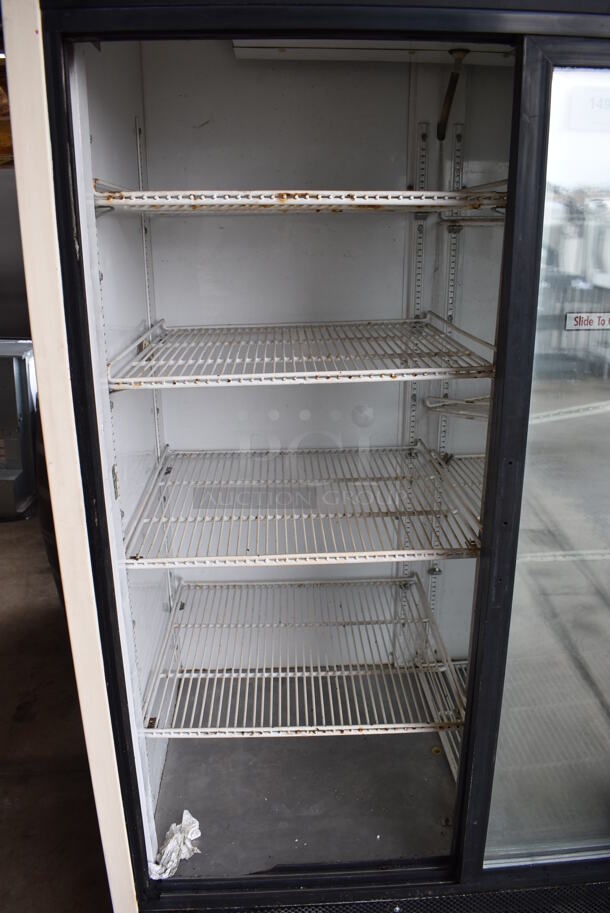 True GDM-45HL Metal Commercial 2 Door Reach In Cooler Merchandiser w/ Poly Coated Racks. 115 Volts, 1 Phase. 51.5x29x78.5. Tested and Working! - Image 5 of 6