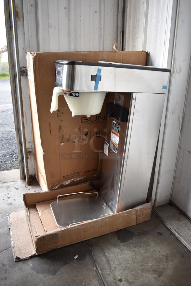 BRAND NEW IN BOX! 2022 Bunn ITB Stainless Steel Commercial Countertop Iced Tea Machine w/ Poly Brew Basket. 120 Volts, 1 Phase. 11x22x35. Tested and Working! - Image 4 of 9