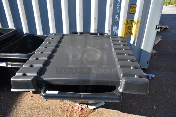 BRAND NEW SCRATCH AND DENT! Rubbermaid Black Poly Bin w/ Lid on Commercial Casters.  - Image 3 of 4