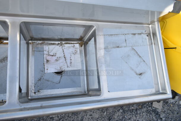 	BRAND NEW SCRATCH AND DENT! Regency 600S31717218 91" 16-Gauge Stainless Steel Three Compartment Commercial Sink with Galvanized Steel Legs and 2 Drainboards - 17" x 17" x 12" Bowls - Image 5 of 8