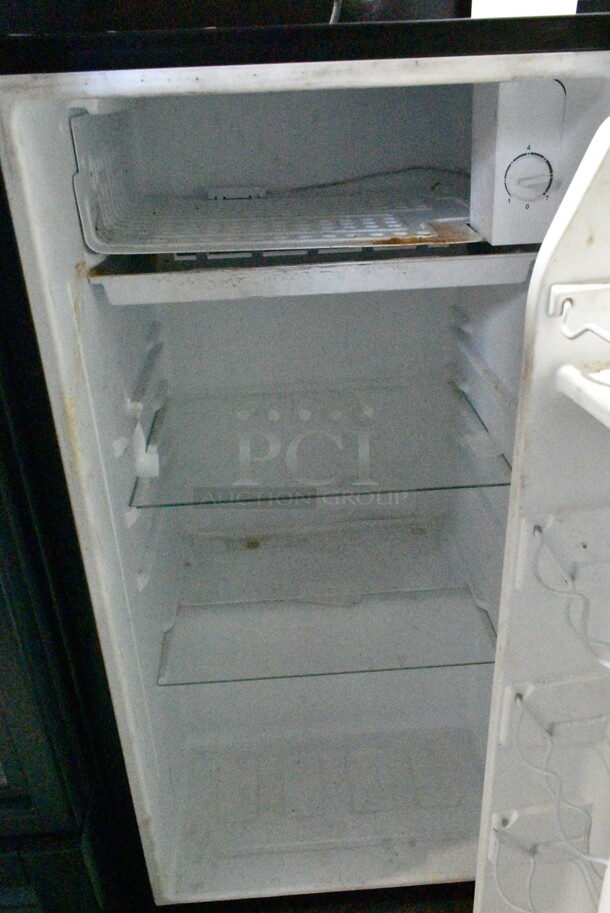 Igloo Nostalgia IRF32BK Mini Cooler. 115 Volts, 1 Phase. Tested and Powers On But Does Not Get Cold    - Image 2 of 5
