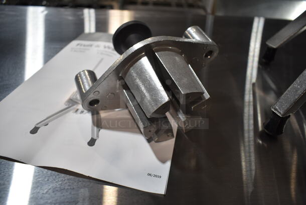 BRAND NEW SCRATCH AND DENT! Choice 4076WDG Metal 10 Section Fruit/Vegetable Wedge Cutter.  - Image 6 of 6