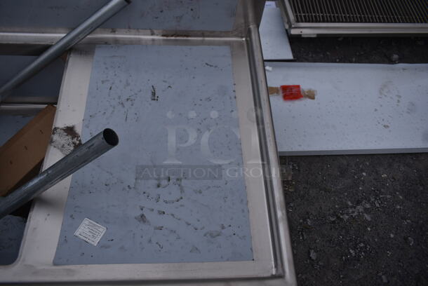 BRAND NEW SCRATCH AND DENT! Regency 600S32028224 115" 16-Gauge Stainless Steel Three Compartment Commercial Sink with 2 Drainboards - 20" x 28" x 14" Bowls - Image 3 of 8