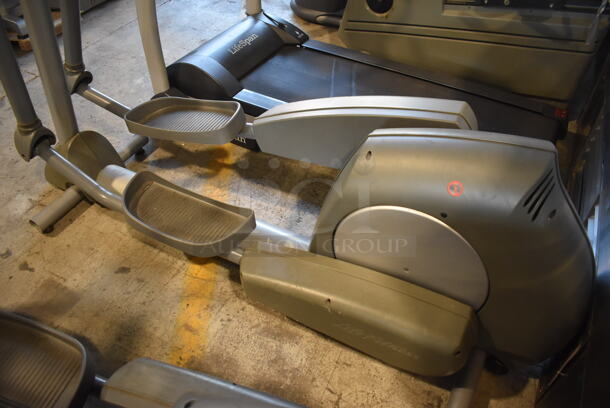 Life Fitness Metal Commercial Elliptical Machine. 28x80x60. Tested and Working! - Image 2 of 4