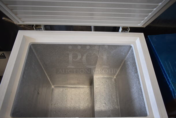 Holiday LCM050LC Metal Chest Freezer. 115 Volts, 1 Phase. Tested and Working! - Image 3 of 9