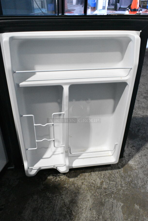 Hamilton Beach REFHB27AB Metal Mini Cooler. 115 Volts, 1 Phase. Tested and Powers On But Does Not Get Cold - Image 5 of 6