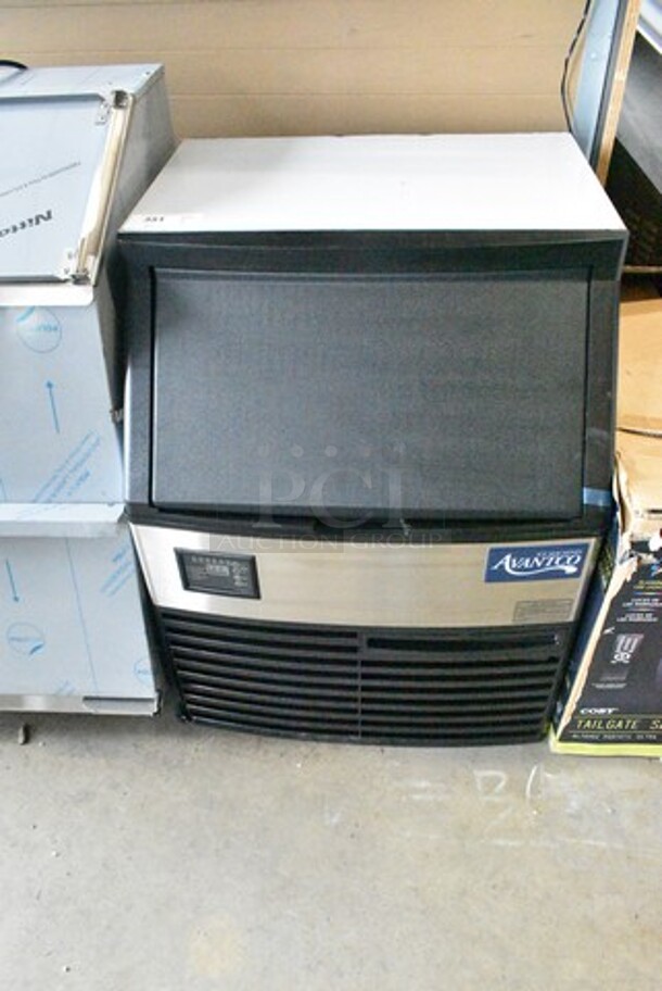 BRAND NEW SCRATCH AND DENT! Avantco 194UCF280A Stainless Steel Commercial Self Contained Undercounter 26" Full Cube Ice Machine - 299 lb. See Pictures for Damage to Door. 115 Volts, 1 Phase. - Image 2 of 6