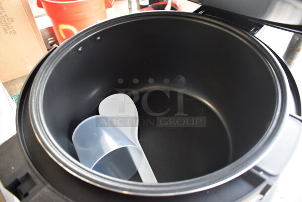 BRAND NEW SCRATCH AND DENT! 2023 Avantco 177RCSA90 Stainless Steel Commercial Countertop Electric Powered Rice Cooker. 240 Volts, 1 Phase.  - Image 4 of 5