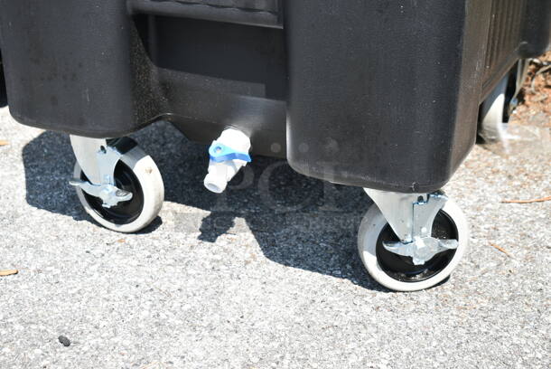 BRAND NEW SCRATCH AND DENT! Cambro CS100 SlidingLid™ Black Mobile Ice Bin - 100 lb. Capacity - Image 4 of 8