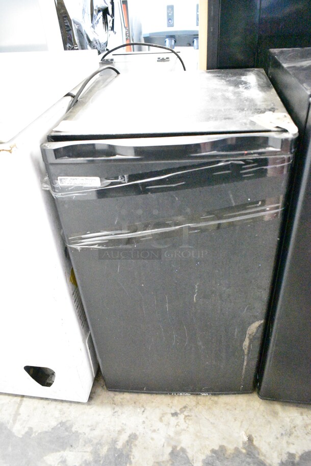 Tramontina 80901/100 Metal Mini Cooler. 115 Volts, 1 Phase. Tested and Powers On But Does Not Get Cold - Image 1 of 5