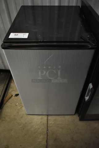 Magic Chef HMR440SE Mini Cooler. 115 Volts, 1 Phase. Tested and Powers On But Does Not Get Cold