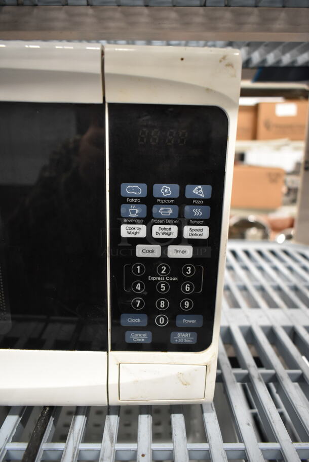 Sunbeam SGS10701 Metal Countertop Microwave Oven w/ Plate. 120 Volts, 1 Phase.  - Image 2 of 4