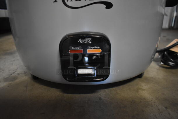 BRAND NEW SCRATCH AND DENT! Avantco 177RCA90 Stainless Steel Commercial Countertop Electric Powered 90 Cup Rice Cooker. 240 Volts, 1 Phase.  - Image 4 of 7
