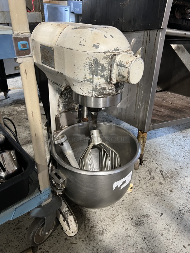 Hobart A-200 Metal Commercial 20 Quart Planetary Dough Mixer w/ Stainless Steel Mixing Bowl, Paddle and Paddle Whisk Attachments. 115 Volts, 1 Phase. 18x20x30. Tested and Working! - Image 7 of 7