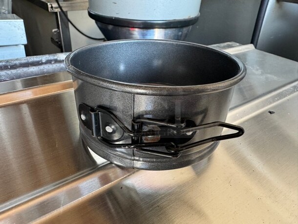 Non-Stick Aluminized Steel Springform Pan BIDX9 - Image 3 of 4