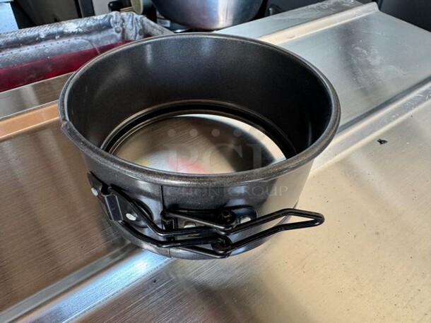 Non-Stick Aluminized Steel Springform Pan BIDX9 - Image 4 of 4