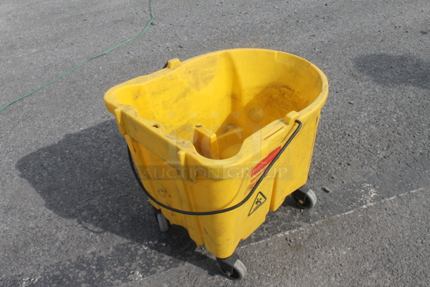 Rubbermaid Mop Bucket - Image 4 of 5