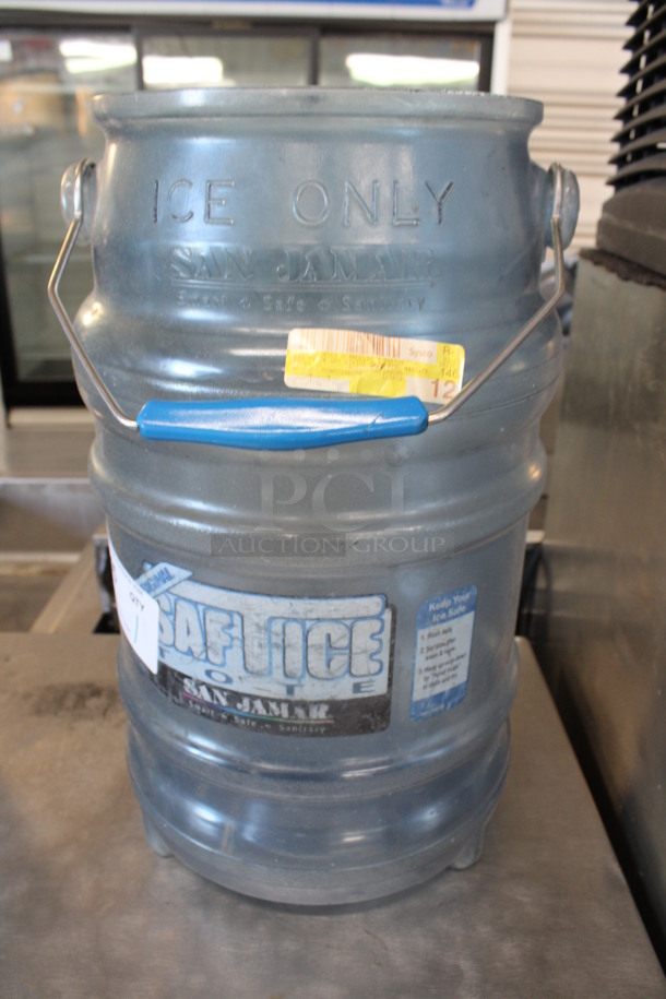 San Jamar SafTice Blue Poly Ice Bucket. 10x10x18