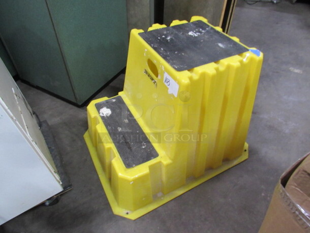 One Large Poly Step Stool. 500lb Capacity. - Image 2 of 2