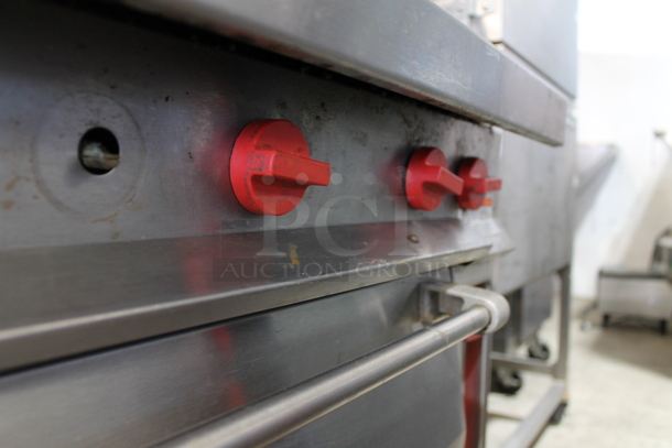 Vulcan Stainless Steel Commercial Gas Powered 6 Burner Range w/ Oven and Back Splash.  - Image 5 of 6