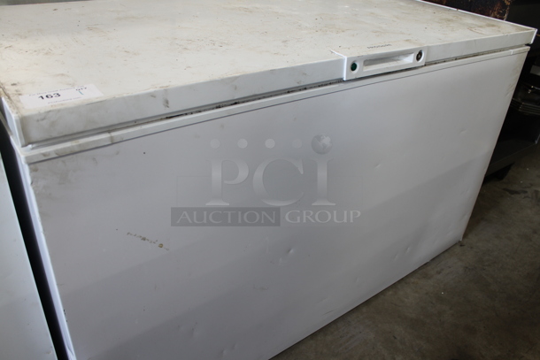 Electrolux FFCL1542AW Metal Chest Freezer w/ Hinge Lid. 115 Volts, 1 Phase. Tested and Powers On But Does Not Get Cold - Image 3 of 7