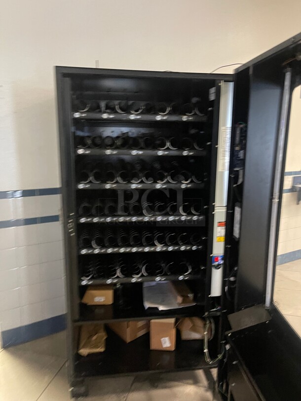 Money Maker! Seaga Infinity INF5S Commercial Snack Vending Machine Comes With CC Reader and Money Holder 115 Volt With Keys NSF Tested and Working! 40x37x72 - Image 6 of 8