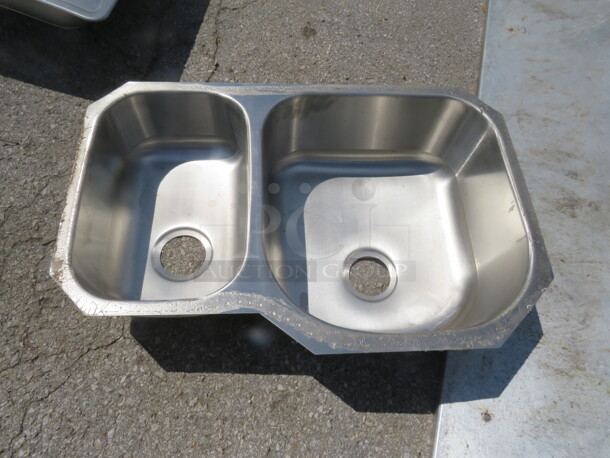 One Stainless Steel 2 Compartment Household Sink. 31.5X20.5X9 - Image 1 of 1