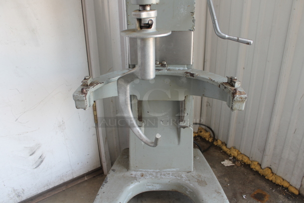 Hobart D-300T Metal Commercial Floor Style 30 Quart Planetary Dough Mixer w/ Dough Hook Attachment. 115 Volts, 1 Phase. Tested and Working! - Image 5 of 10