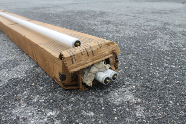 Box of 4 Sylvania Supersaver Fluorescent Tube Lights.  - Image 4 of 6