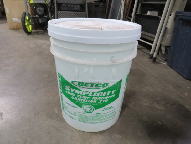One 5 Gallon Bucket Betco Low Temp Machine Sanitizer. #215. NO SHIPPING!