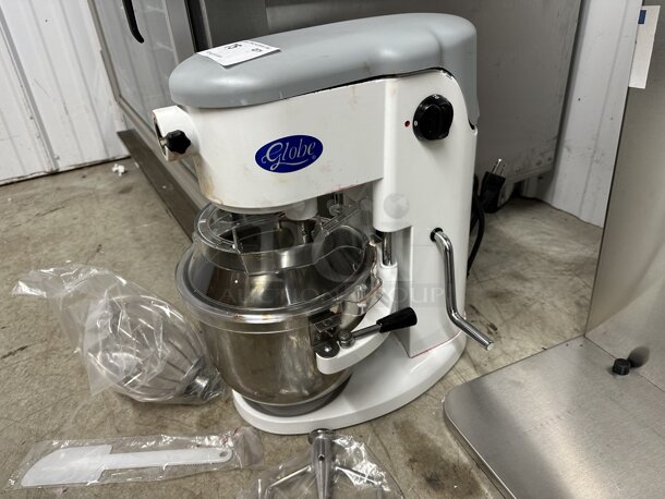 LIKE NEW! Globe SP5 Metal Commercial Countertop 5 Quart Planetary Dough Mixer w/ Stainless Steel Mixing Bowl, Poly Guard, Whisk and Paddle Attachment. 110 Volts, 1 Phase. Tested and Working! - Image 3 of 7