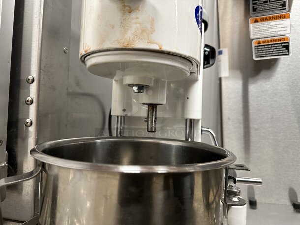 LIKE NEW! Globe SP5 Metal Commercial Countertop 5 Quart Planetary Dough Mixer w/ Stainless Steel Mixing Bowl, Poly Guard, Whisk and Paddle Attachment. 110 Volts, 1 Phase. Tested and Working! - Image 6 of 7