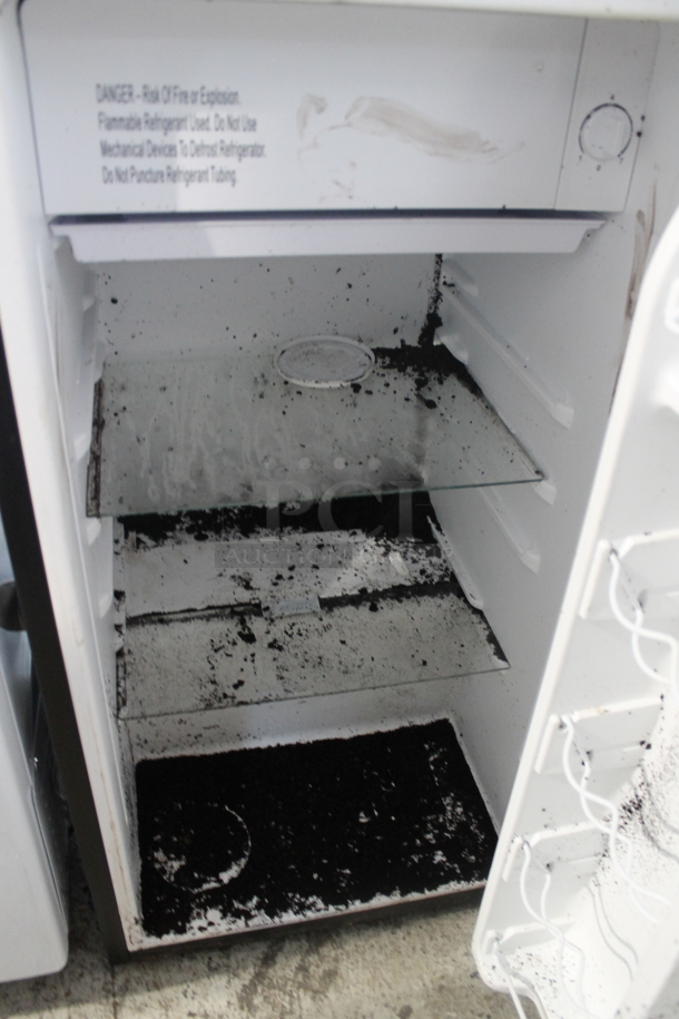 Galanz Black Metal Mini Cooler. Tested and Powers On But Does Not Get Cold - Image 2 of 3