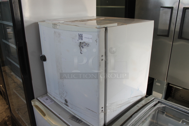 EdgeStar CMF151L White Metal Mini Freezer. 115 Volts, 1 Phase. Tested and Powers On But Does Not Get Cold - Image 2 of 5