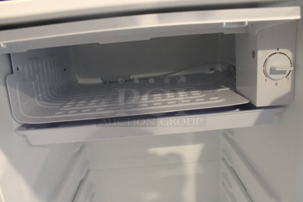 Galanz GLR33MBKE23 Metal Mini Cooler. 115 Volts, 1 Phase. Tested and Does Not Power On - Image 5 of 6