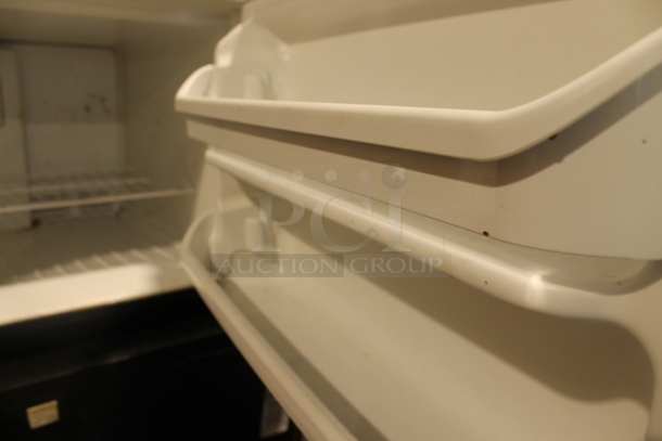 Electrolux FFTR1814QB4A Metal Cooler Freezer Combo. 115 Volts, 1 Phase. Tested and Powers On But Does Not Get Cold - Image 3 of 5