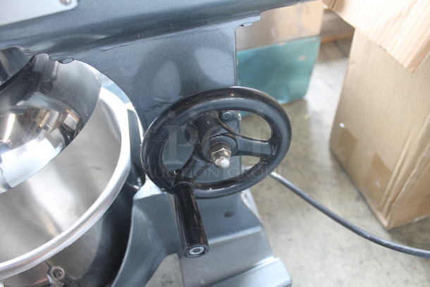 LIKE NEW! Avantco MX10 Metal Commercial Countertop 10 Quart Planetary Dough Mixer w/ Stainless Steel Bowl, Bowl Guard, Whisk and Dough Hook Attachments. 115 Volts, 1 Phase. Unit Has Only Been Used a Few Times! Tested and Working! - Image 7 of 11