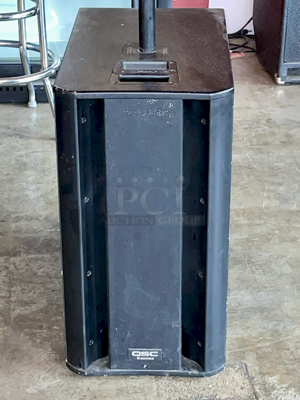 BRILLIANT! QSC KSUB  Dual 12" (300 mm) 1000 W Active 4th-order Bandpass Subwoofer, Dual Low Frequency Driver and Threaded Speaker Mounting Pole - Image 2 of 7