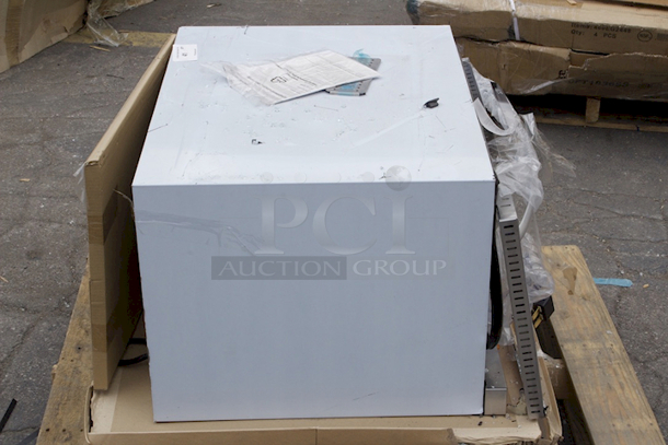 BRAND NEW SCRATCH & DENT! Avantco CO-38M Full Size Countertop Convection Oven, 4.4 cu. ft. - 208/240V, 3,500/4,600W. Exterior Glass Is Broken - Image 4 of 7