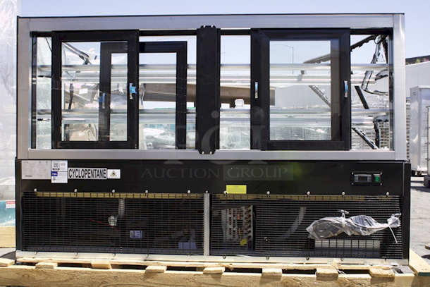 BRAND NEW SCRATCH & DENT! Avantco BC-72-HC 72" Curved Glass Black Refrigerated Bakery Display Case. Tested. Turns On. Gets Cold. See Photos For Damage.  - Image 8 of 9
