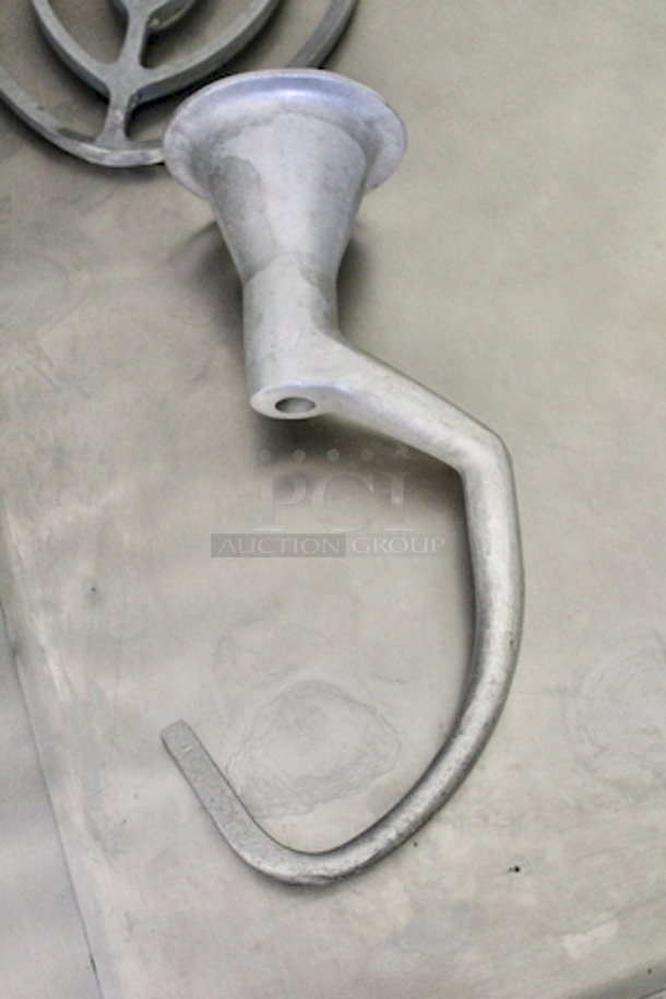 AMAZING! Hobart Model D340 40 Quart Mixer With 15 Min timer, Push Button on/off switches, 208v/3ph/60hz/1.5hp/5amp 575 lbs, Includes: SS Bowl, (2) Flat beaters &  Dough hook - 22 1/4" W x 30 1/4" D x 50 7/8" H - Image 4 of 8