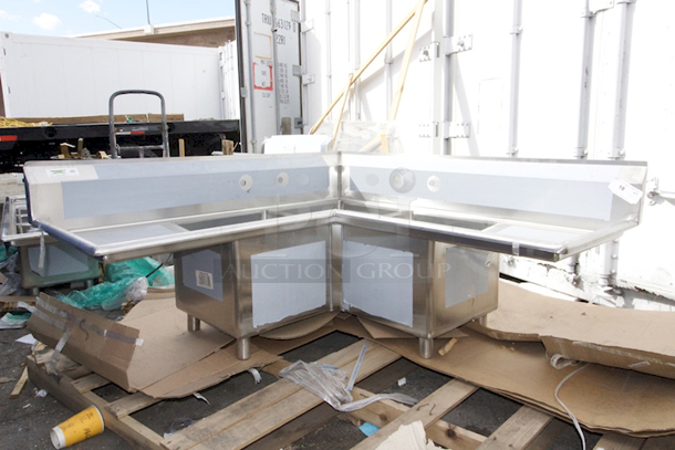 BRAND NEW SCRATCH & DENT! Regency 57" 16 Gauge Stainless Steel Three Compartment Commercial Corner Sink with 2 Drainboards - 18" x 18" x 14" Bowls - Image 2 of 7