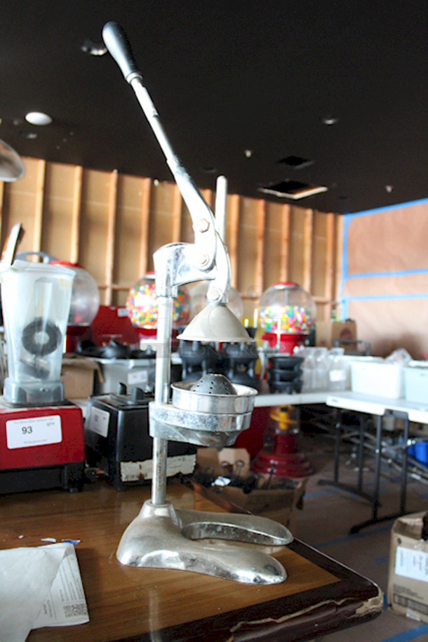 GREAT CONDITION, READY TO WORK!! Omcan 23575 GRS Manual Citrus Juicer, Chrome.  9-1/2x8x33-1/4 - Image 2 of 5