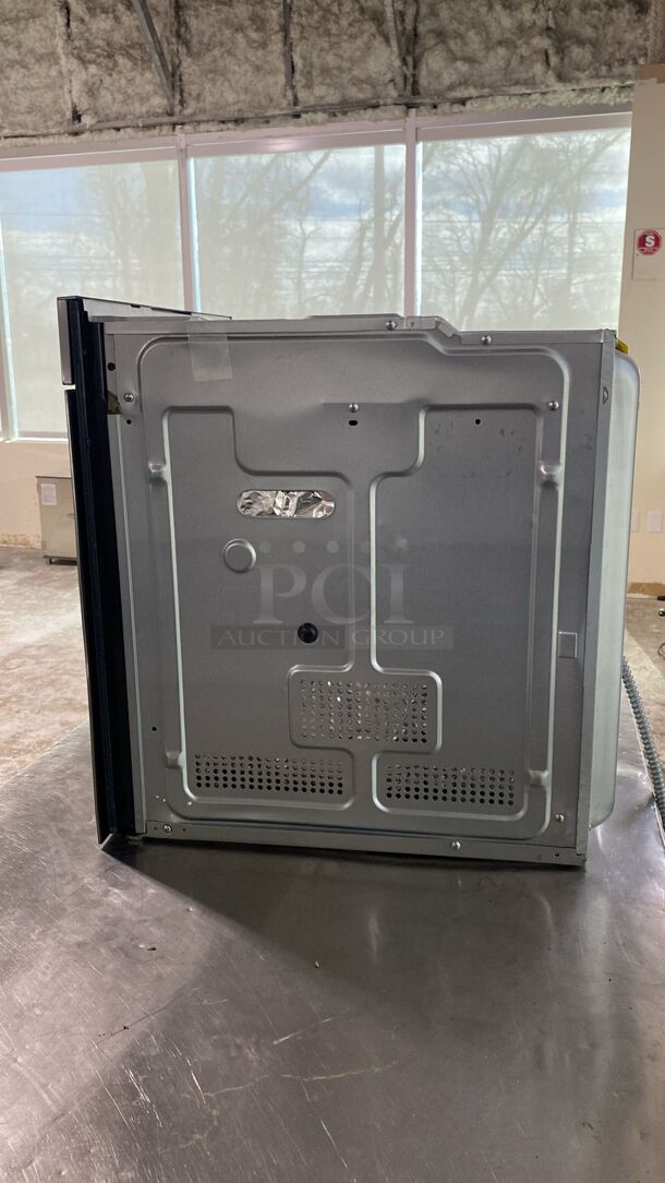 Brand New Scratch & Dent 24 Inch Single Smart Wall Oven with 3.1 Cu. Ft. Convection Oven, Digital Controls, Catalytic & Steam Clean, Halogen Lighting, WiFi, and Sabbath Mode

 - Image 3 of 4