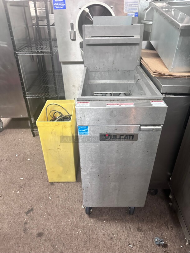 New Vulcan 1VEG35M Gas Fryer - (1) 40 lb Vat, Floor Model, Natural Gas Tested and Working