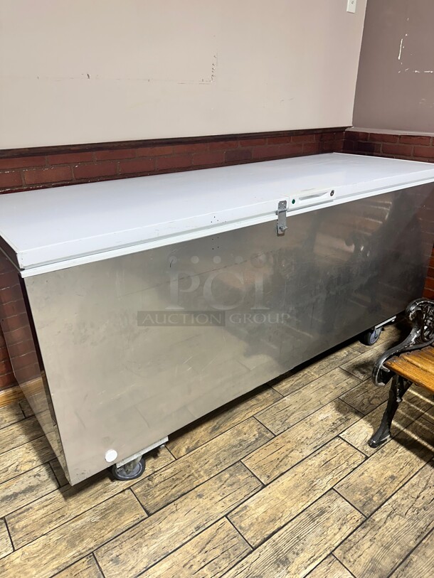 Late Model Frigidaire FFCL2542AW 24.8 Cu. Ft. White Chest Freezer 115 Volt Working - Image 2 of 8